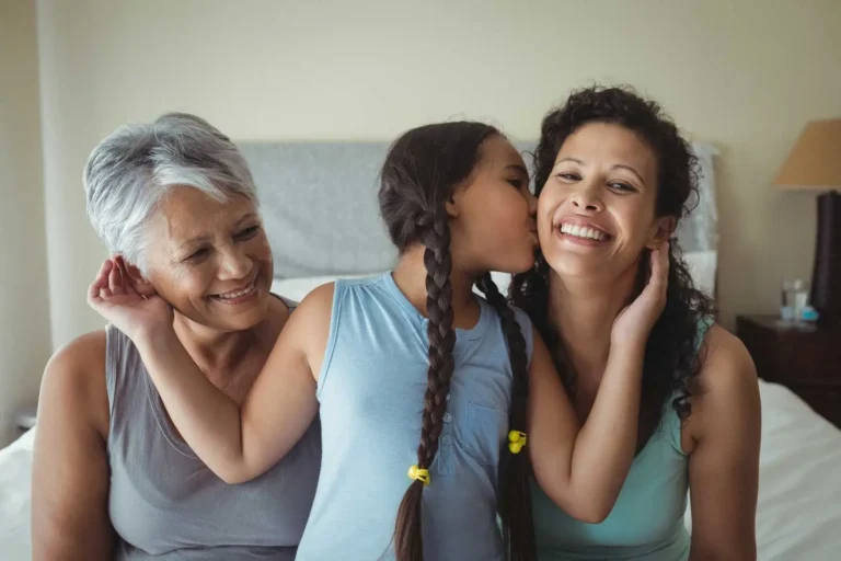 Familia realizando sucesión en vida